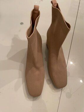 Beige ankle boots size 40
